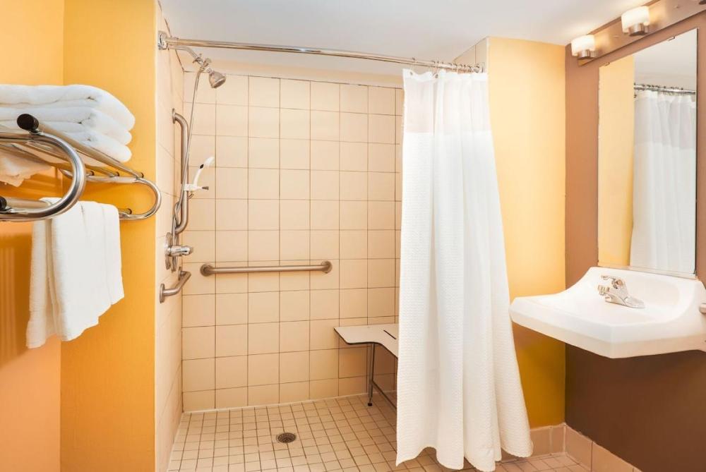 Queen Studio with Sofa Bed and Adapted Tub - Mobility and Hearing Accessible interior